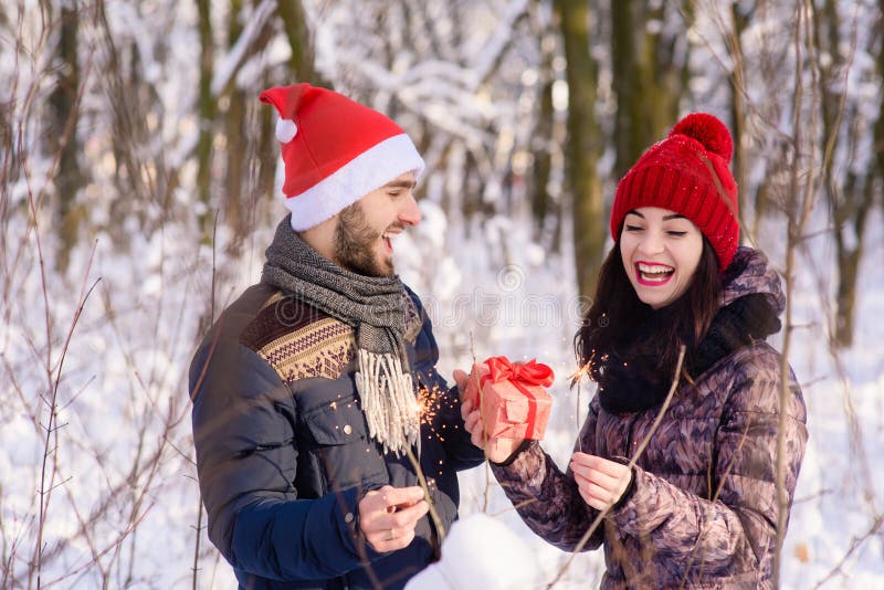 Emothions felizes dos pares no amor no inverno foto de stock royalty free Emothions felizes dos pares no amor no inverno foto de stock royalty free