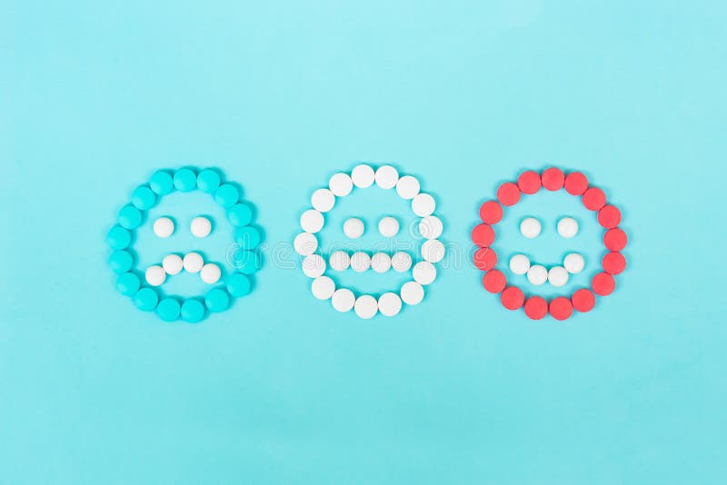 Emoticons van geneeskundetabletten Behandeling van depressie en neuroseconcept Blauwe, witte en rode pillen stock afbeelding Emoticons van geneeskundetabletten Behandeling van depressie en neuroseconcept Blauwe, witte en rode pillen stock afbeelding