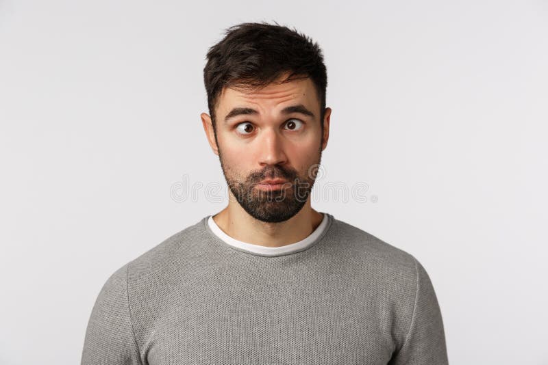 Emoties, begrip mensen Grappig en vergoocheld, knappe, bebaarde man die gekke ogen maakt, knijpelt en grimmig, pouting, staand. stock afbeelding Emoties, begrip mensen Grappig en vergoocheld, knappe, bebaarde man die gekke ogen maakt, knijpelt en grimmig, pouting, staand. stock afbeelding