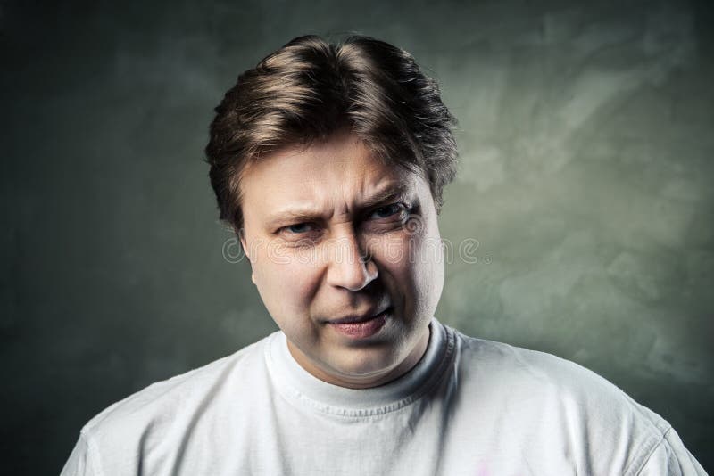 Emotionale verärgerte Mitte gealterter Mann über Grau lizenzfreies stockbild Emotionale verärgerte Mitte gealterter Mann über Grau lizenzfreies stockbild