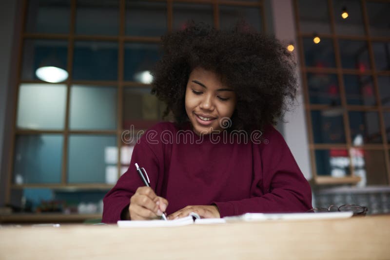 Emotionaler afroer-amerikanisch Geschäftsschüler stockfotos Emotionaler afroer-amerikanisch Geschäftsschüler stockfotos