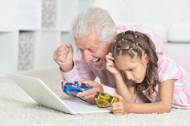 Emotionaler Großvater und Enkelin, die Computerspiel spielen