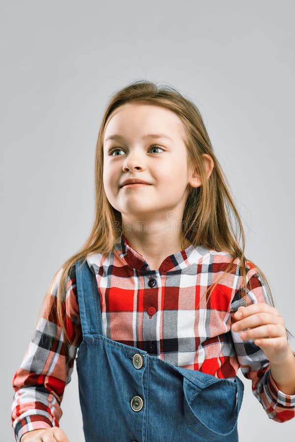 Emotionales untergeordnetes Image im Studio. Lächeln des kleinen Mädchens. lizenzfreie stockbilder