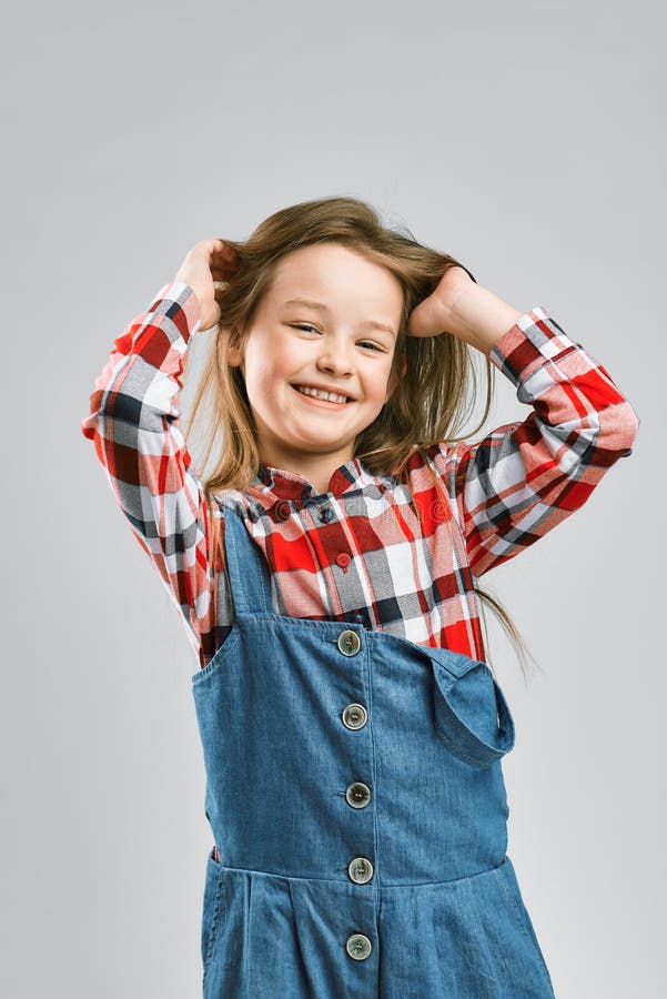 Emotionales untergeordnetes Image im Studio. Lächeln des kleinen Mädchens. stockfoto