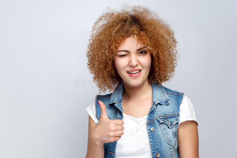 Emotioneel krullend haarmeisje in toevallige stijl stock foto Emotioneel krullend haarmeisje in toevallige stijl stock foto
