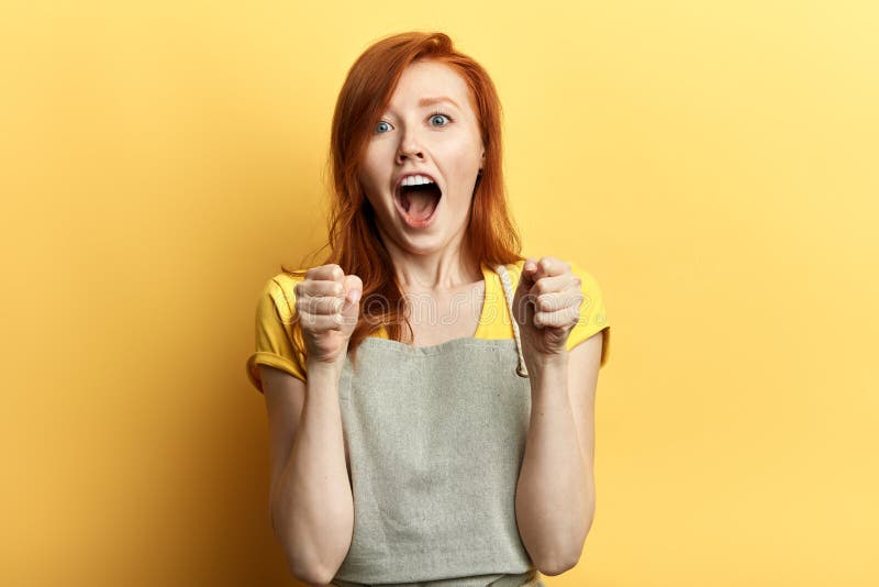 Emotionele gember die garderner zich bij haar succes en overwinning verheugen stock foto's Emotionele gember die garderner zich bij haar succes en overwinning verheugen stock foto's
