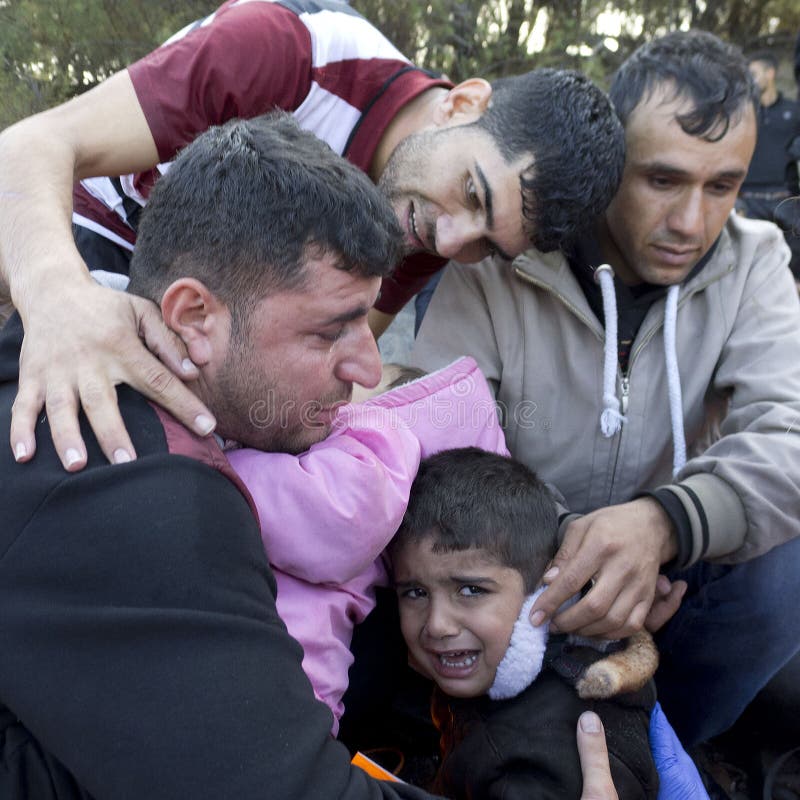 Emotionele vluchtelingsfamilie Lesvos Griekenland stock foto's Emotionele vluchtelingsfamilie Lesvos Griekenland stock foto's