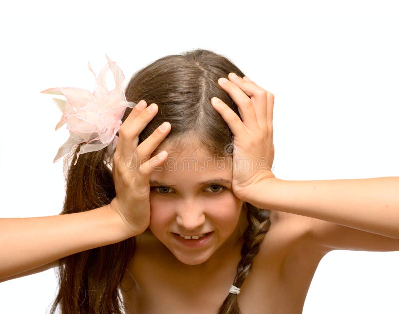Emotionell flicka för täta öron henne fotografering för bildbyråer