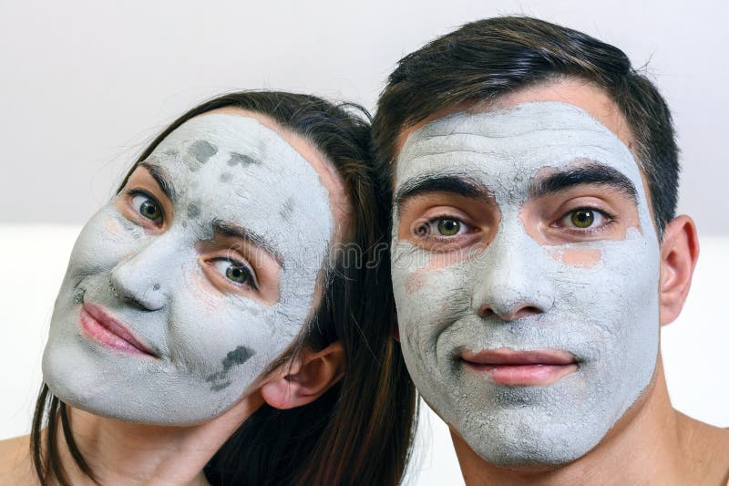 Emotionell stor stående av ett gift par i maskeringar för framsidan av lera dag Spa, Wellness, skincare arkivfoton Emotionell stor stående av ett gift par i maskeringar för framsidan av lera dag Spa, Wellness, skincare arkivfoton