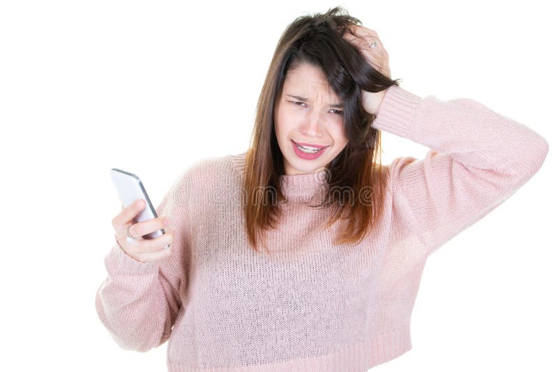 Emotionellt stirra för ung kvinna på hennes mobiltelefon på vit bakgrund royaltyfri fotografi Emotionellt stirra för ung kvinna på hennes mobiltelefon på vit bakgrund royaltyfri fotografi