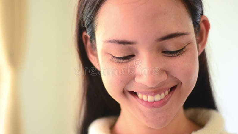 Emozione asiatica del fronte di sorriso della donna e compressa commovente del computer