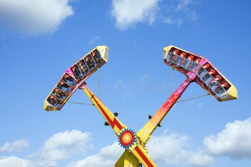 emozione di giro del parco di divertimenti fotografia stock libera da diritti emozione di giro del parco di divertimenti fotografia stock libera da diritti