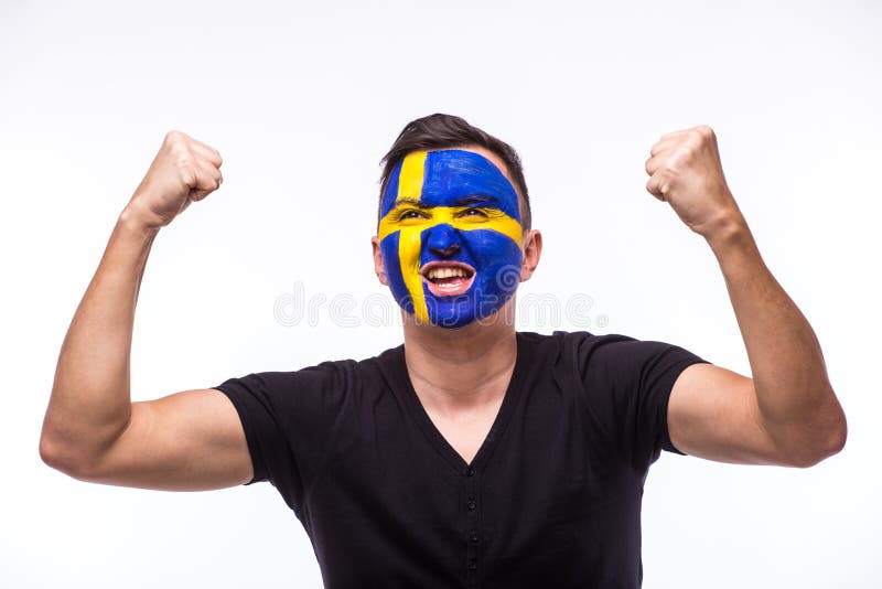 Emozioni felici e di scopo di vittoria, di grido del tifoso dello svedese nel supporto del gioco della squadra nazionale della Sv fotografia stock libera da diritti Emozioni felici e di scopo di vittoria, di grido del tifoso dello svedese nel supporto del gioco della squadra nazionale della Sv fotografia stock libera da diritti