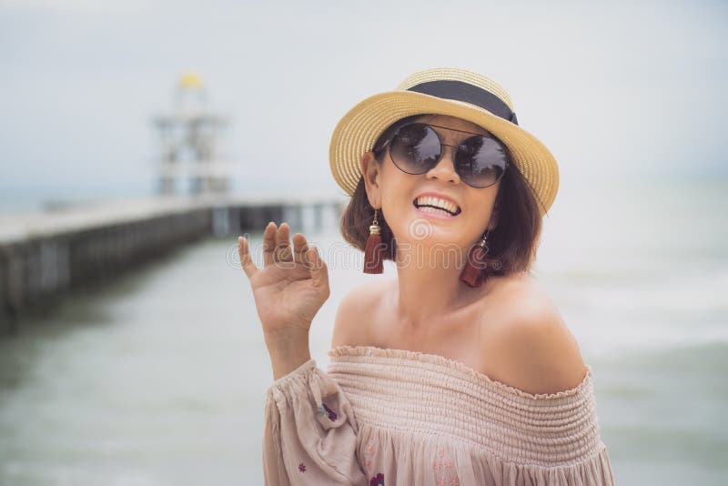 Emoção asiática alegre da felicidade da mulher na praia do mar fotos de stock Emoção asiática alegre da felicidade da mulher na praia do mar fotos de stock