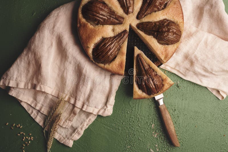 Empanada cortada de la pera en una toalla de cocina, directamente sobre la visión fotos de archivo libres de regalías Empanada cortada de la pera en una toalla de cocina, directamente sobre la visión fotos de archivo libres de regalías
