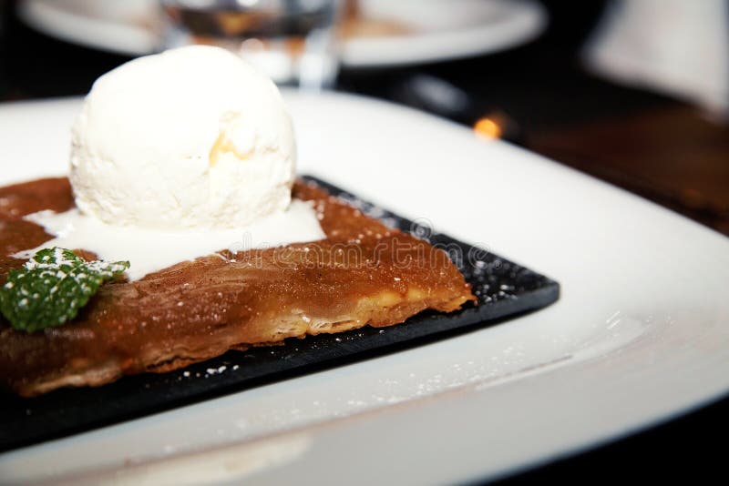 Empanada de Apple con una cucharada del helado fotografía de archivo libre de regalías Empanada de Apple con una cucharada del helado fotografía de archivo libre de regalías