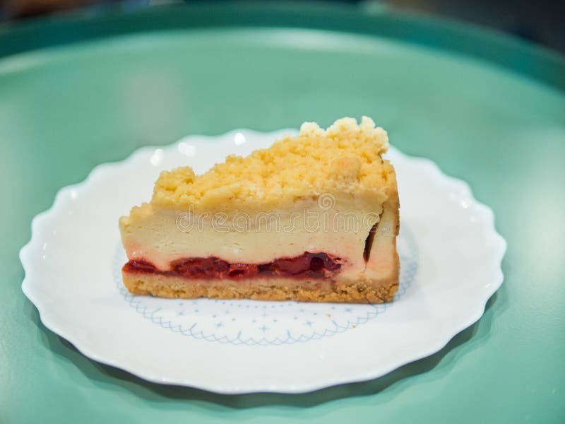 Empanada de la torta de la migaja de la fresa en la placa blanca foto de archivo libre de regalías Empanada de la torta de la migaja de la fresa en la placa blanca foto de archivo libre de regalías
