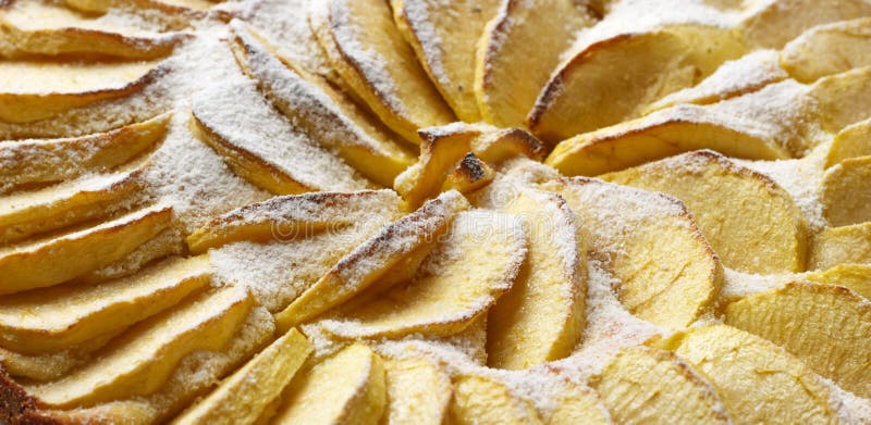 Empanada de manzana hecha en casa sacada el polvo con el azúcar de formación de hielo en un fondo blanco fotos de archivo libres de regalías Empanada de manzana hecha en casa sacada el polvo con el azúcar de formación de hielo en un fondo blanco fotos de archivo libres de regalías