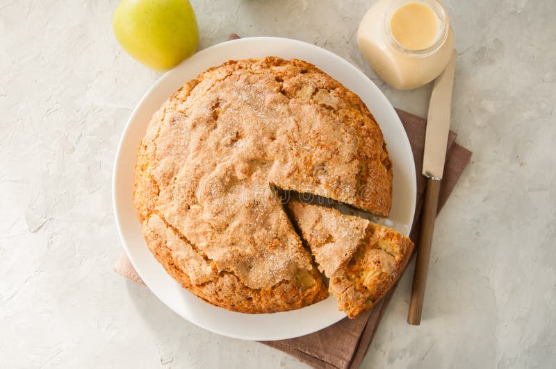 Empanada de manzana irlandesa en una placa blanca con la salsa de las natillas de la vainilla Fes foto de archivo libre de regalías Empanada de manzana irlandesa en una placa blanca con la salsa de las natillas de la vainilla Fes foto de archivo libre de regalías