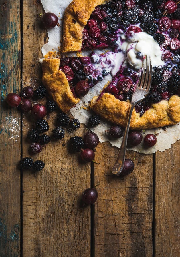 Empanada dulce del galetta de la baya del jardín con la cucharada derretida del helado de la vainilla foto de archivo libre de regalías Empanada dulce del galetta de la baya del jardín con la cucharada derretida del helado de la vainilla foto de archivo libre de regalías