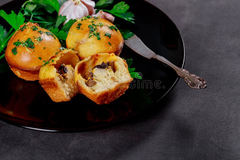 Empanadas calientes con las setas y el ajo en tableros grises de madera fotos de archivo libres de regalías Empanadas calientes con las setas y el ajo en tableros grises de madera fotos de archivo libres de regalías