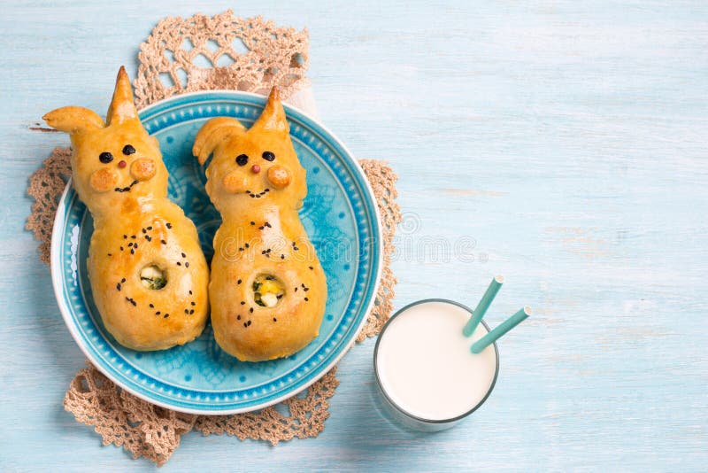 Empanadas con las cebollas verdes y el huevo, bajo la forma de conejo en un fondo azul claro Hornada hecha en casa deliciosa de P imágenes de archivo libres de regalías Empanadas con las cebollas verdes y el huevo, bajo la forma de conejo en un fondo azul claro Hornada hecha en casa deliciosa de P imágenes de archivo libres de regalías