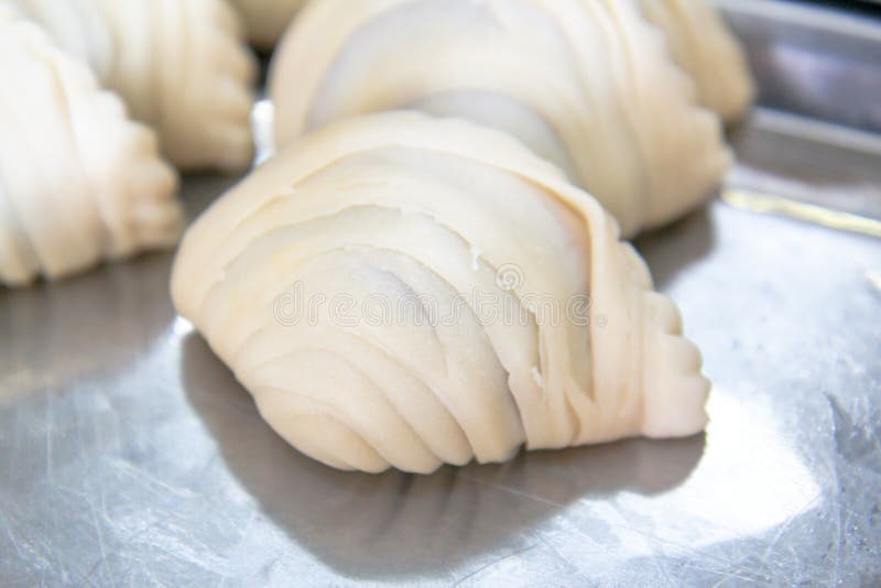 Empanadas ha allineato prima del fritto di, soffio del curry pronto al fritto a fotografie stock Empanadas ha allineato prima del fritto di, soffio del curry pronto al fritto a fotografie stock