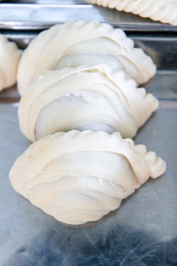 Empanadas ha allineato prima del fritto di, soffio del curry pronto al fritto a fotografia stock Empanadas ha allineato prima del fritto di, soffio del curry pronto al fritto a fotografia stock
