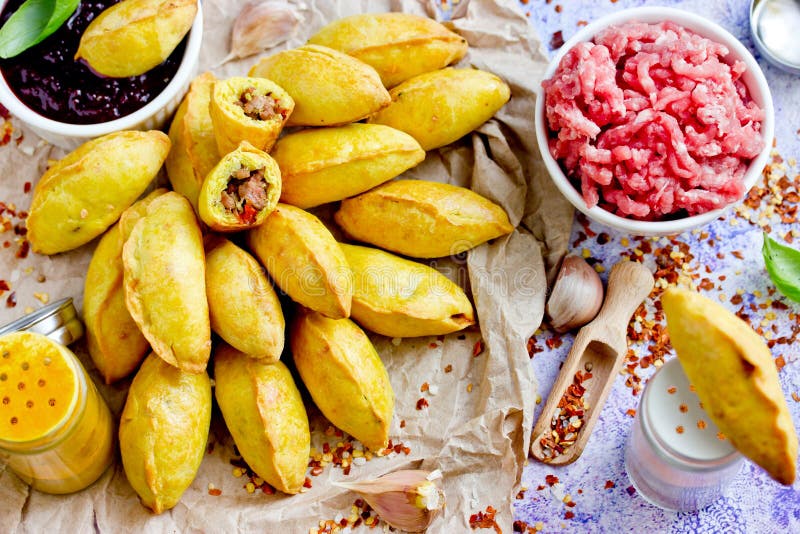 Empanadas piccanti del manzo, mini tortini al forno farciti con carne tritata immagine stock libera da diritti Empanadas piccanti del manzo, mini tortini al forno farciti con carne tritata immagine stock libera da diritti