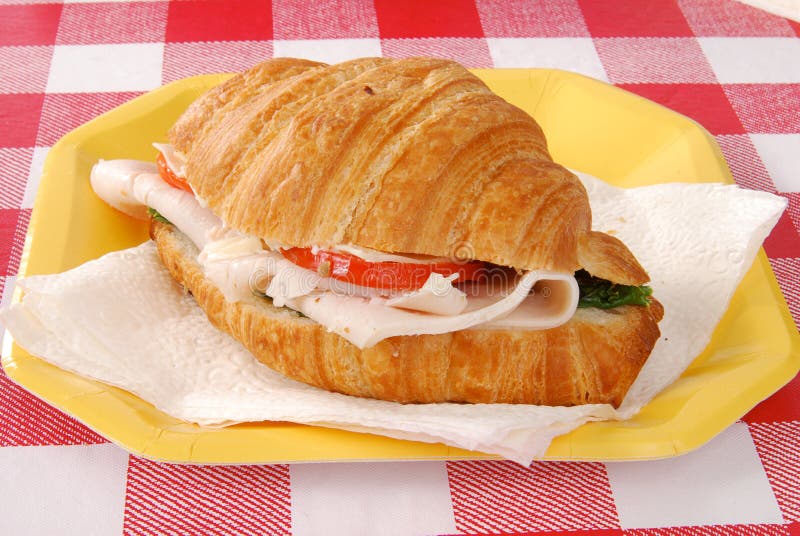 Emparedado del croissant de Turquía imagen de archivo libre de regalías Emparedado del croissant de Turquía imagen de archivo libre de regalías