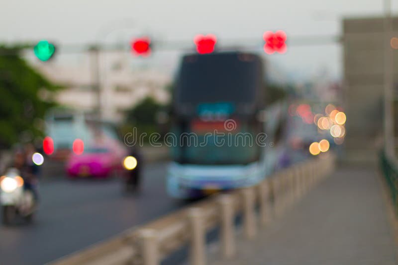 Empañe la imagen de la luz y del tráfico del coche en la ciudad fotografía de archivo Empañe la imagen de la luz y del tráfico del coche en la ciudad fotografía de archivo