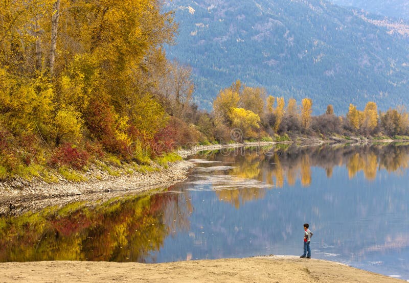 Empequeñecido por el paisaje fotografía de archivo libre de regalías Empequeñecido por el paisaje fotografía de archivo libre de regalías