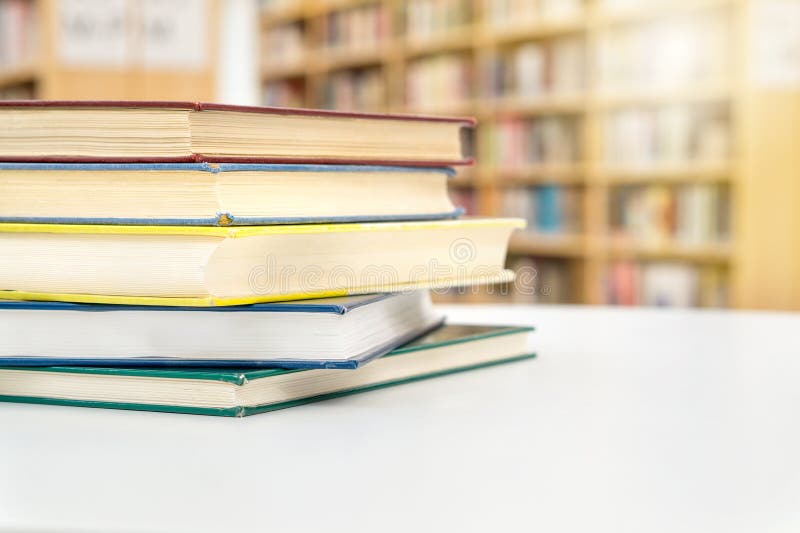 Empilez et pile des livres sur la table la bibliothèque d'en public ou d'école photographie stock Empilez et pile des livres sur la table la bibliothèque d'en public ou d'école photographie stock