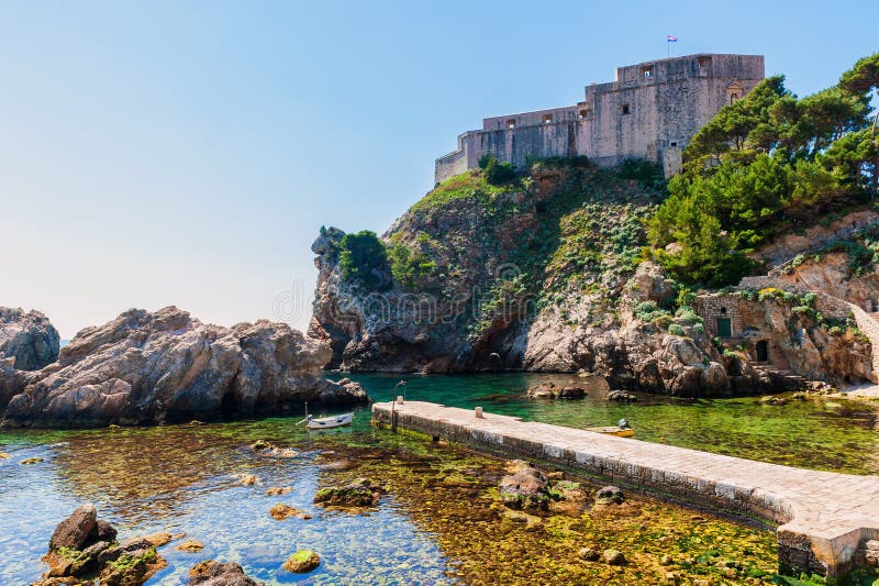 Empilez la baie près de la vieille ville de Dubrovnik avec la forteresse Lovrijenac image stock Empilez la baie près de la vieille ville de Dubrovnik avec la forteresse Lovrijenac image stock