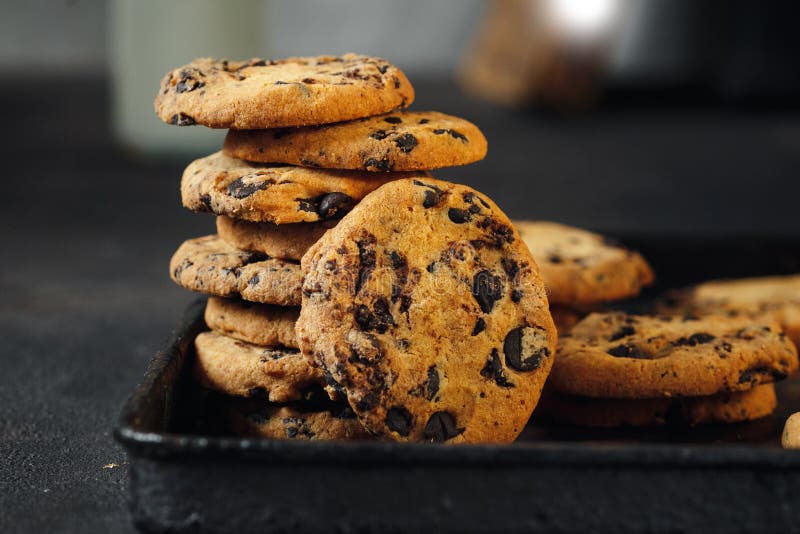 Empilez les biscuits faits maison de chocolat faisant haut cuire au four étroit de plateau