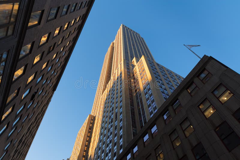 Empire State Building au coucher du soleil de dessous Vue d'angle faible du gratte-ciel d'Art Deco situé dans Midtown Manhattan, photo stock Empire State Building au coucher du soleil de dessous Vue d'angle faible du gratte-ciel d'Art Deco situé dans Midtown Manhattan, photo stock