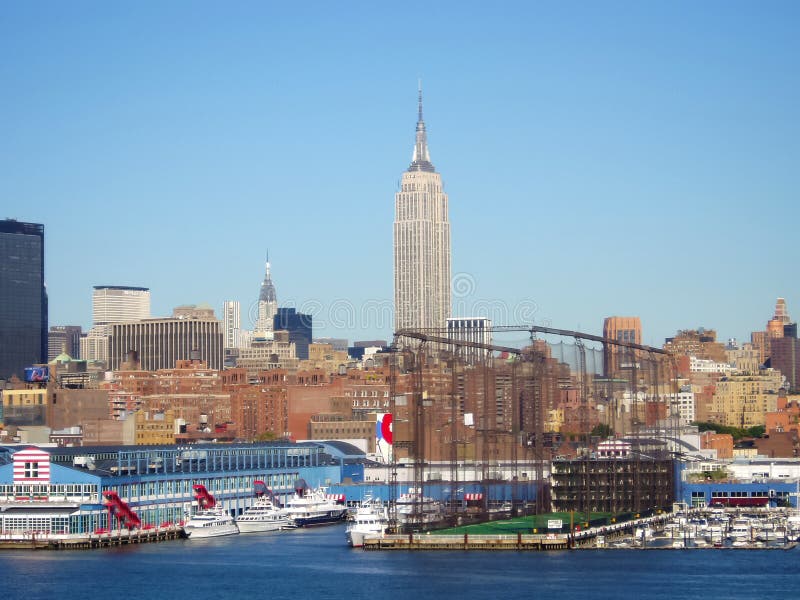 Empire State Building en Hudson-rivierdok royalty-vrije stock foto's Empire State Building en Hudson-rivierdok royalty-vrije stock foto's