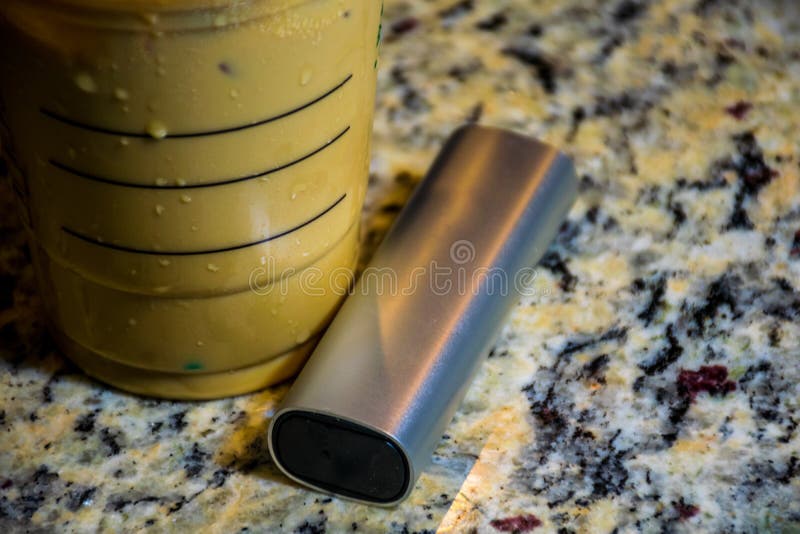 Emplacement de café et de vaporisateur de glace sur le compteur au juste ce que le docteur a commandé images stock Emplacement de café et de vaporisateur de glace sur le compteur au juste ce que le docteur a commandé images stock