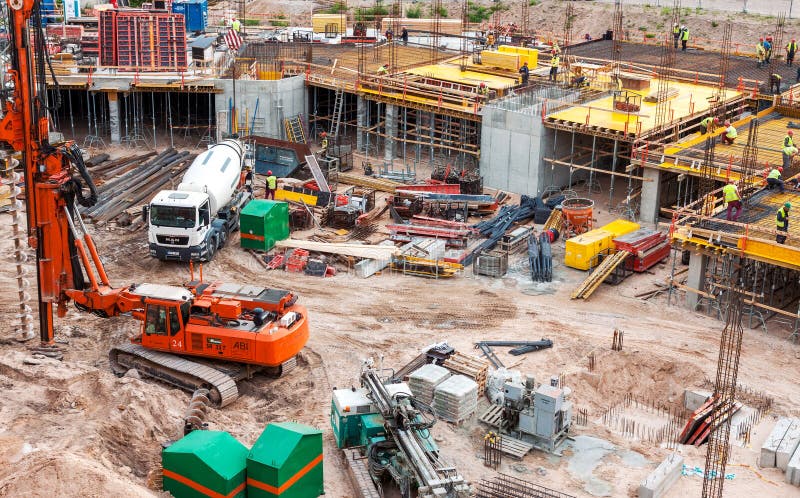 Emplazamiento de la obra ocupado con maquinaria y trabajadores imagen de archivo Emplazamiento de la obra ocupado con maquinaria y trabajadores imagen de archivo