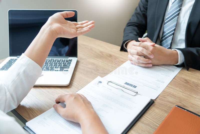 Empleado del candidato de la consultoría de negocios en el traje que considera la lectura escéptica un curriculum vitae, hora que fotos de archivo libres de regalías Empleado del candidato de la consultoría de negocios en el traje que considera la lectura escéptica un curriculum vitae, hora que fotos de archivo libres de regalías