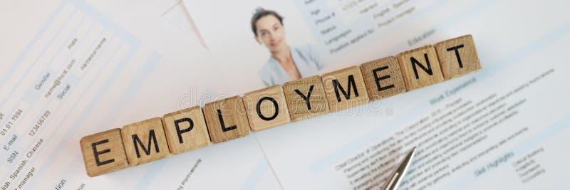 Emploi de mot assemblé à partir de cubes en bois et stylo sur le CV de plusieurs employés. image libre de droits