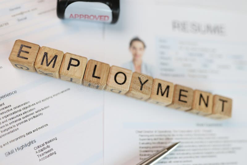 Emploi de mot recueilli à partir de cubes en bois sur l'employé CV avec timbre et stylo. image stock