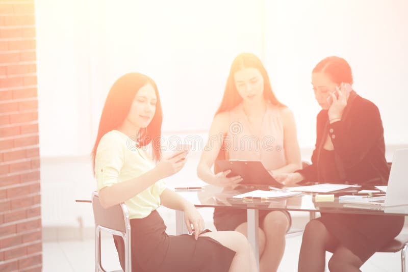 Employ?s de la soci?t? discutant travaillant des questions sur leur lieu de travail Photo avec l'espace de copie photo stock Employ?s de la soci?t? discutant travaillant des questions sur leur lieu de travail Photo avec l'espace de copie photo stock