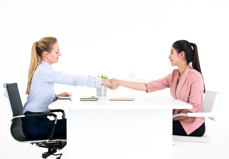 Employeur invité à signer le contrat de travail après successfu photos stock Employeur invité à signer le contrat de travail après successfu photos stock