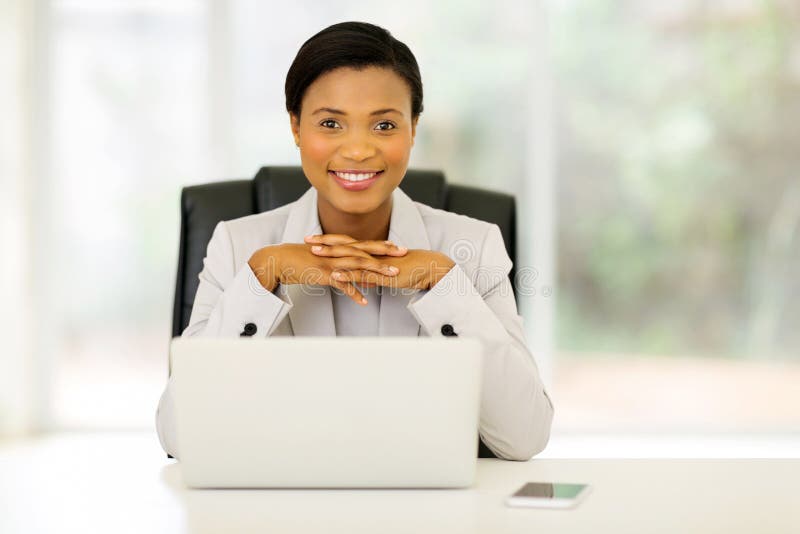 Employé de bureau africain féminin photographie stock Employé de bureau africain féminin photographie stock