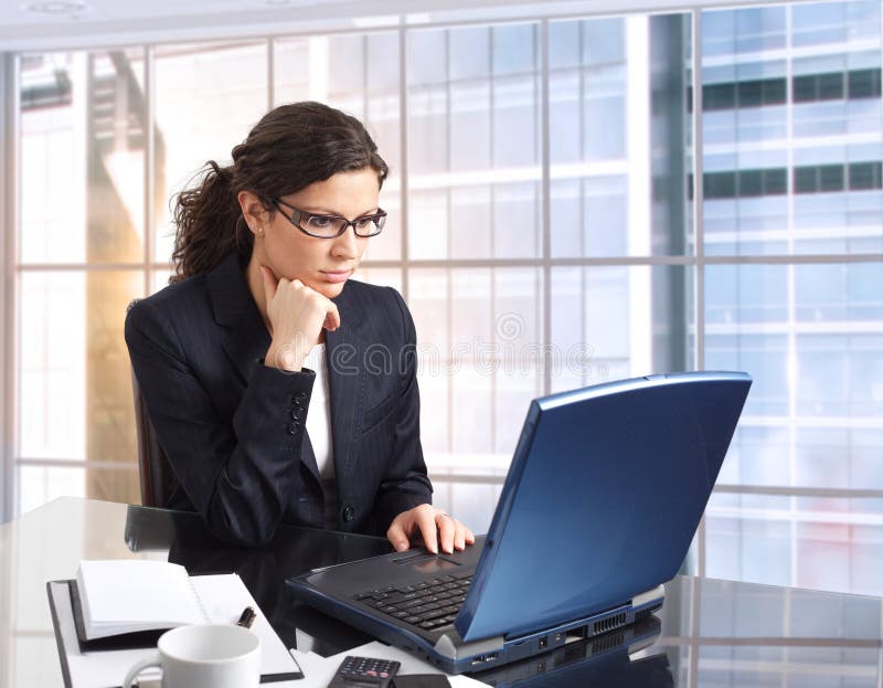 Employé de bureau féminin photographie stock libre de droits Employé de bureau féminin photographie stock libre de droits