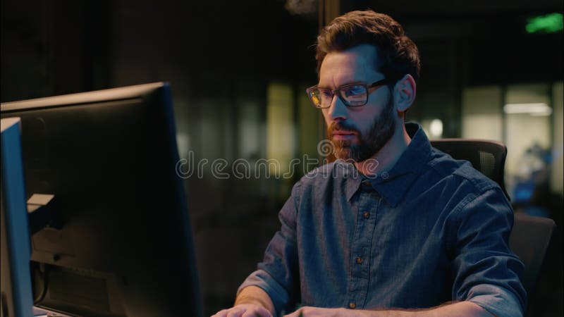 Employé du bureau de nuit noire portant lunettes homme d'affaires travaillant informatique commerce en ligne heures supplémentaire clips vidéos