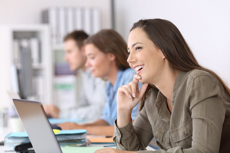 Employé heureux imaginant au bureau photographie stock libre de droits