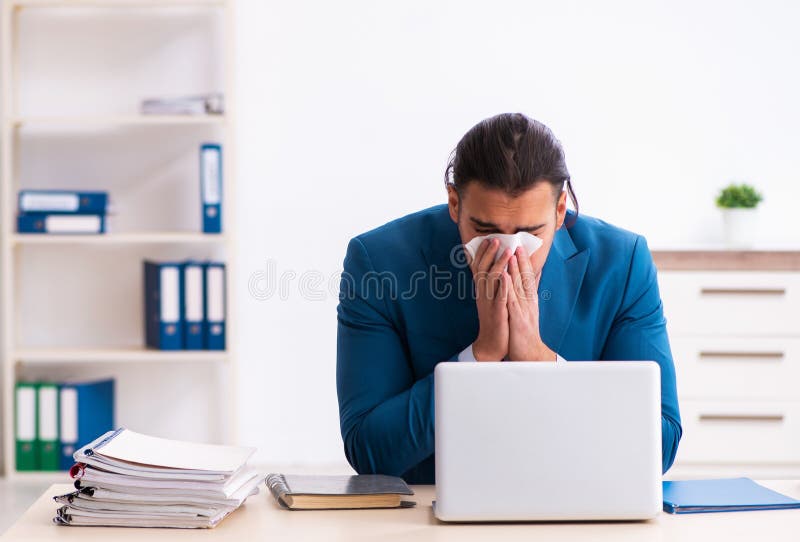 Employé malade qui souffre sur le lieu de travail de coronavirus image libre de droits