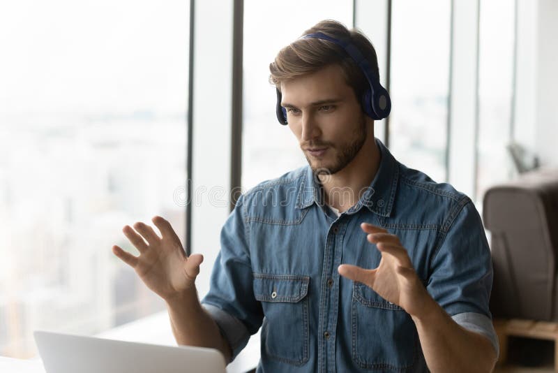 Employé masculin dans les écouteurs ont webcam zoom appel photographie stock